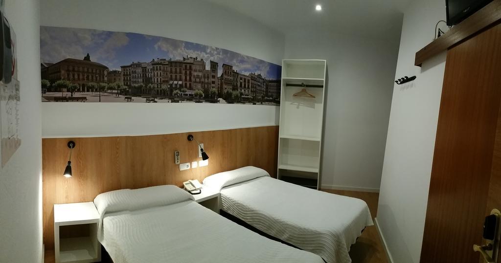 Hostal Restaurante Cornella Курналя-да-Любрагат Екстер'єр фото