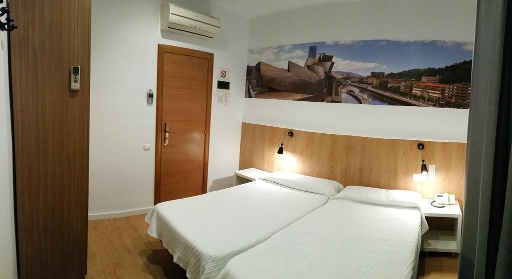 Hostal Restaurante Cornella Курналя-да-Любрагат Екстер'єр фото